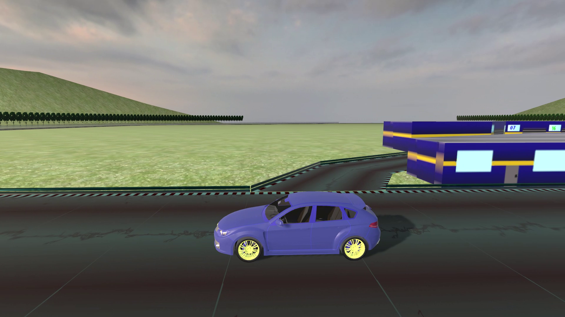 Sportwagen auf Rennstrecke bei Sonnenuntergang